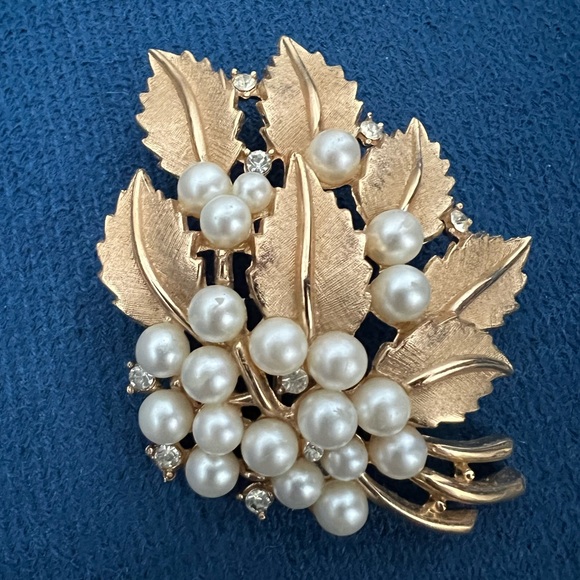 Vintage Crown Trifari Gold Tone Rhinestone Faux Pearl Leaf Brooch - Picture 2 of 7